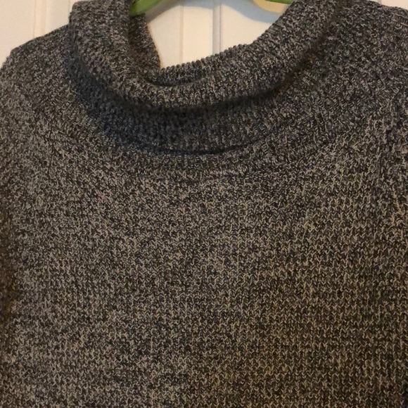 Gray turtleneck knit sweater - Picture 2 of 3